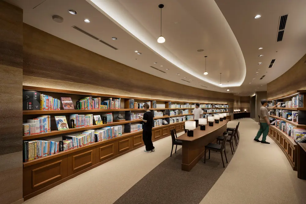 The Dino Library is made up of plaster walls that resemble geological strata. Dinosaur-related books, valuable documents, and fossil specimens are on display.