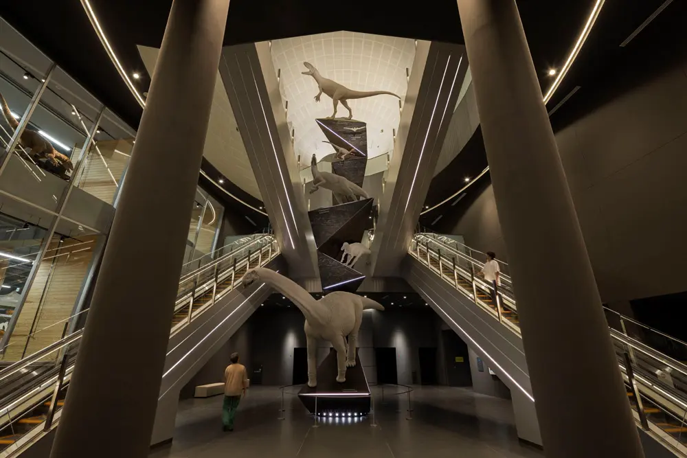 The hall features a symbolic monument called the "Dinosaur Tower," which depicts a dinosaur excavated in Fukui and the fault line of the Chatan Formation where the excavation took place.