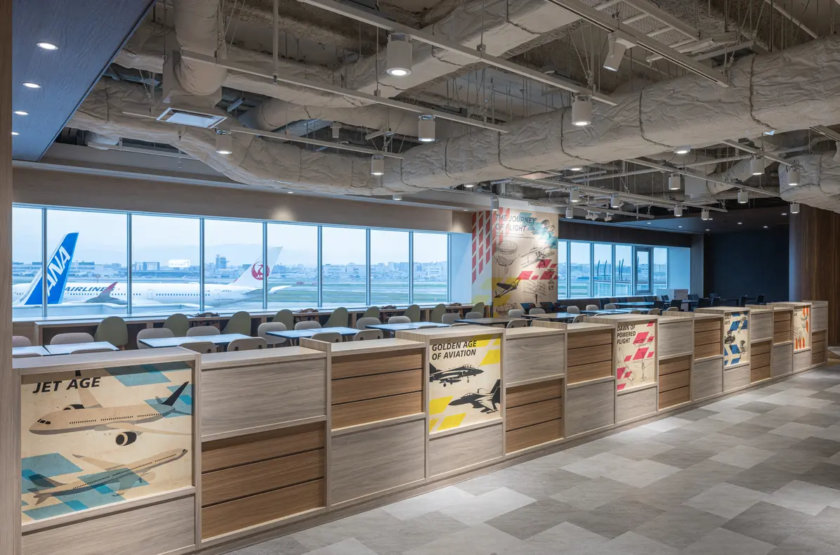 Viewing Area: Graphics depicting the history of airplanes adorn the walls. In the distance, you can see impressive airplanes up close, experiencing the excitement and sense of being in a different world before departure.