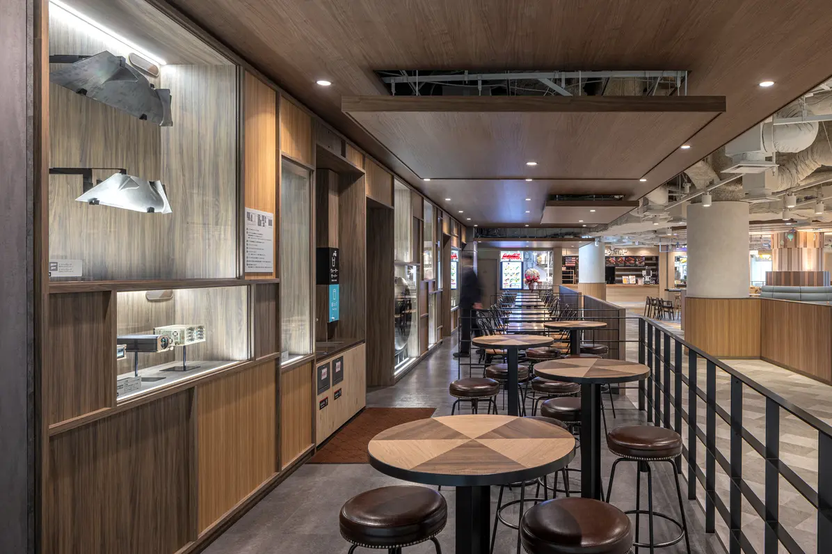 Business Area: A chic space that stimulates adult curiosity, displaying genuine airplane parts inherited from the existing food court.
