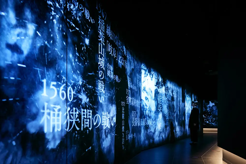 In the introductory section on the first floor, you will be taken to the back of the temple by a group of foot soldiers marching through the grounds. Time travel from the modern era to the Sengoku period.