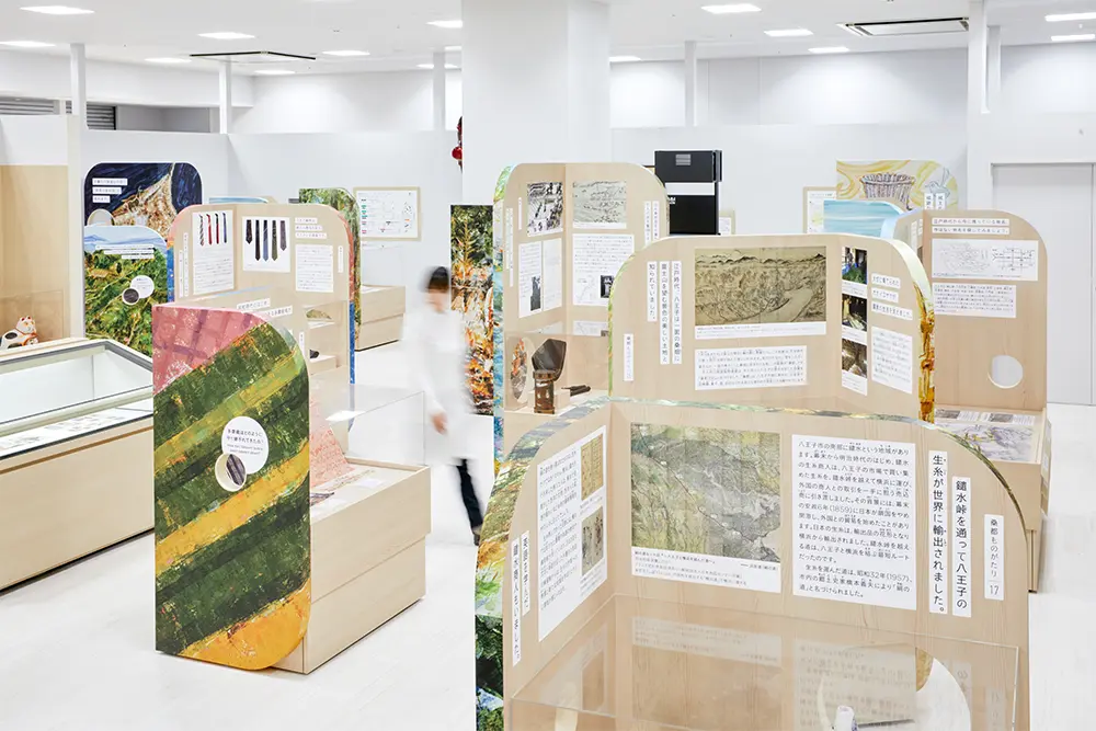 The space behind the illustration is made up of exhibition materials and explanations.