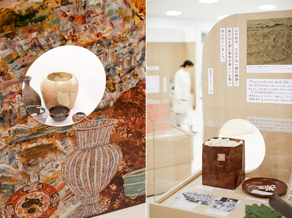 展示什器のところどころに空いた円形の窓から裏側の展示が顔を見せる