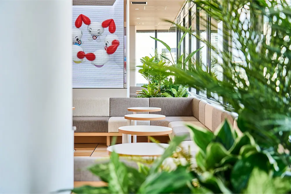 Coordinating plants to express the concept of a villa in the sky enhances the relaxing atmosphere of the waiting room.