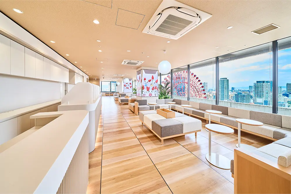 The theme of the space is "to provide a relaxing atmosphere for all age groups," and the waiting room is open and makes the most of the panoramic view.