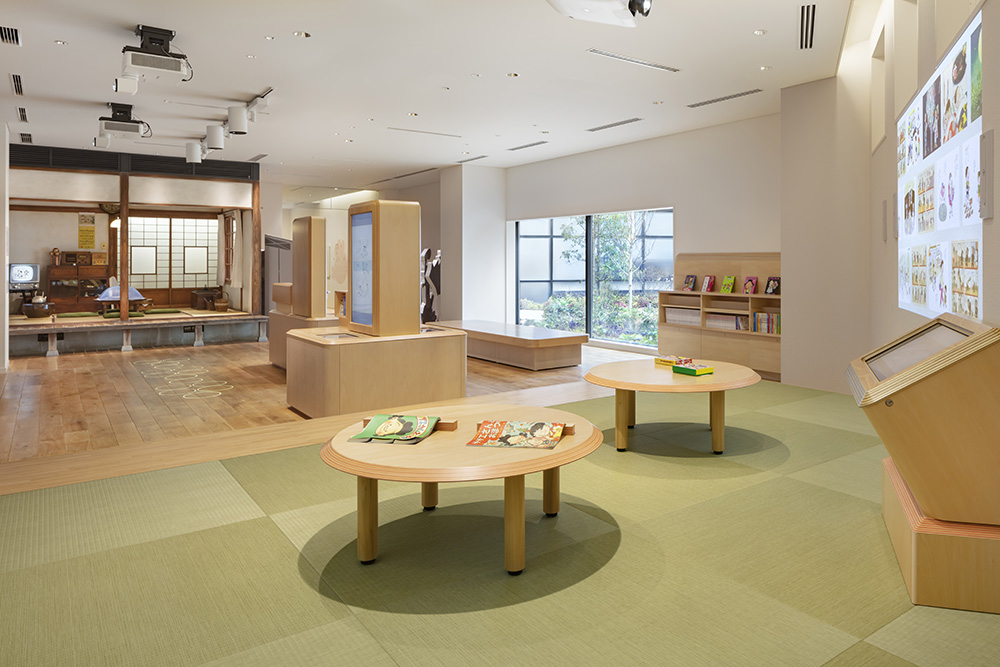 絵本や絵合わせなどマンガ以外の作品を展示。タッチパネルモニタを使った塗り絵の体験なども行える