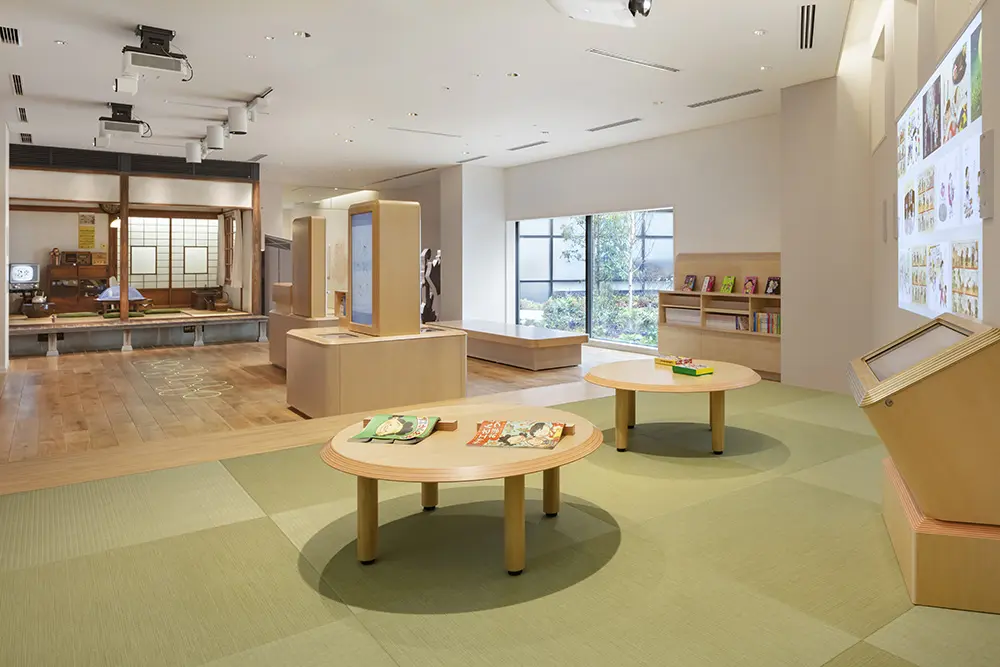 絵本や絵合わせなどマンガ以外の作品を展示。タッチパネルモニタを使った塗り絵の体験なども行える