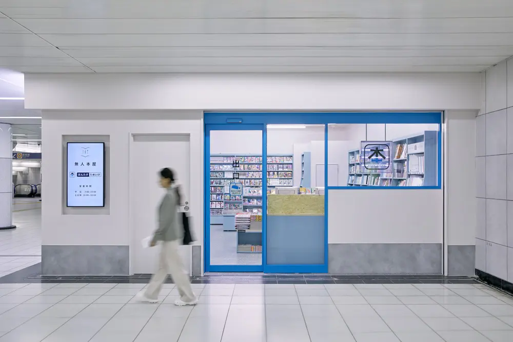 Signage is installed along the route from the station ticket gates to provide daily information and give a sense of the latest trends.