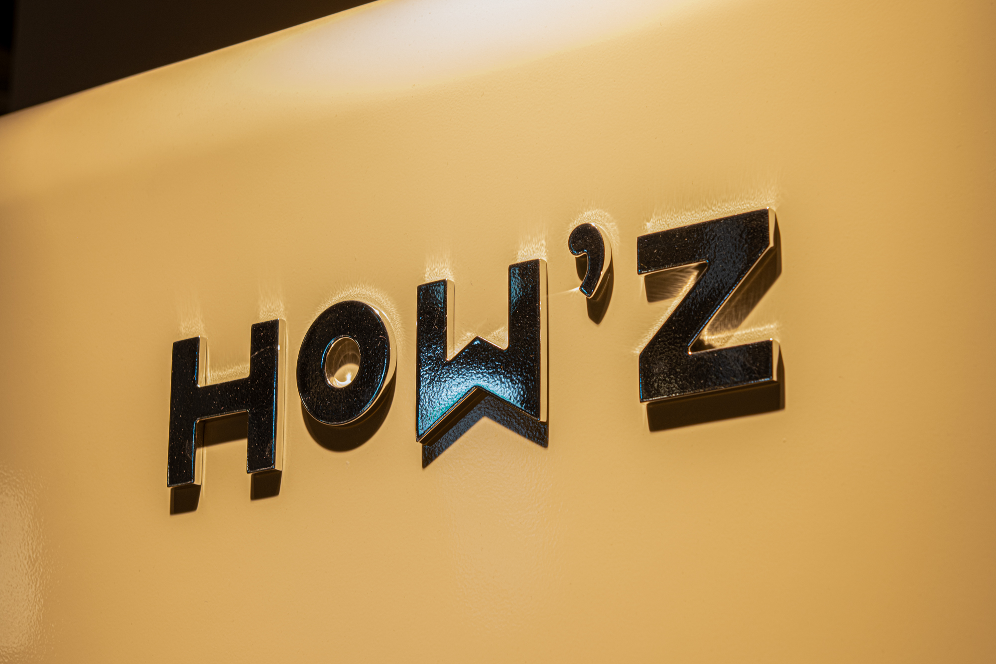 冷蔵庫オブジェのHOW’Zロゴ