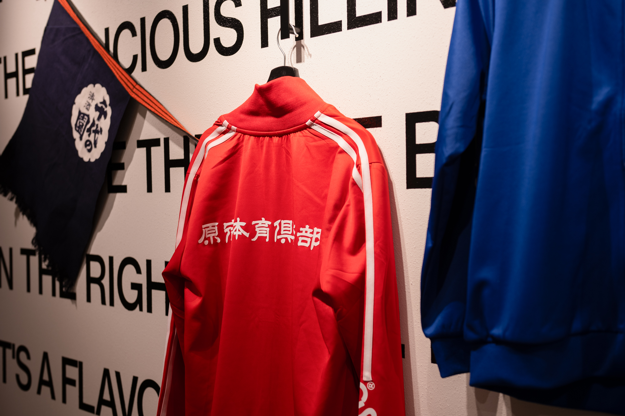 さまざまな展示ができるフックを壁面に用意