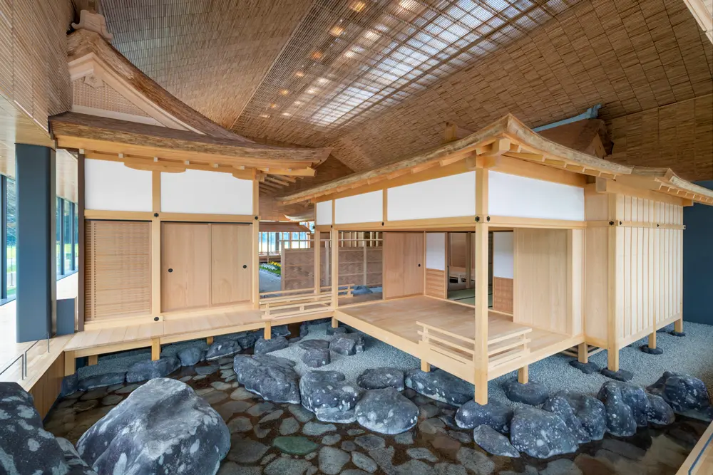 除了建筑物之外，还可以体验到中庭、池庭等，为招待来自京都的客人而设置的凝聚了文化精髓的空间。