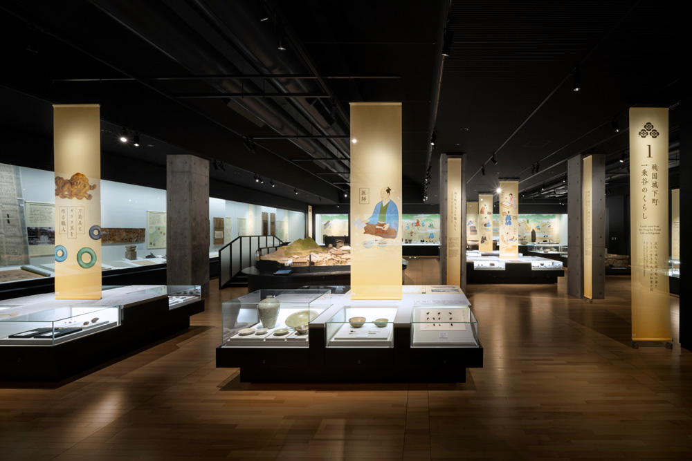 基本展示室：国指定の重要文化財を含む170万点の出土品をもとに構成。当時の生活の証をじっくり間近で鑑賞できる
