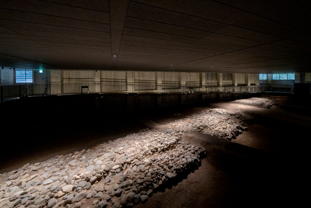 遺構展示室：博物館建設の事前発掘調査で見つかった石敷遺構をそのまま保存展示した。回廊に沿ってその迫力を体感できる