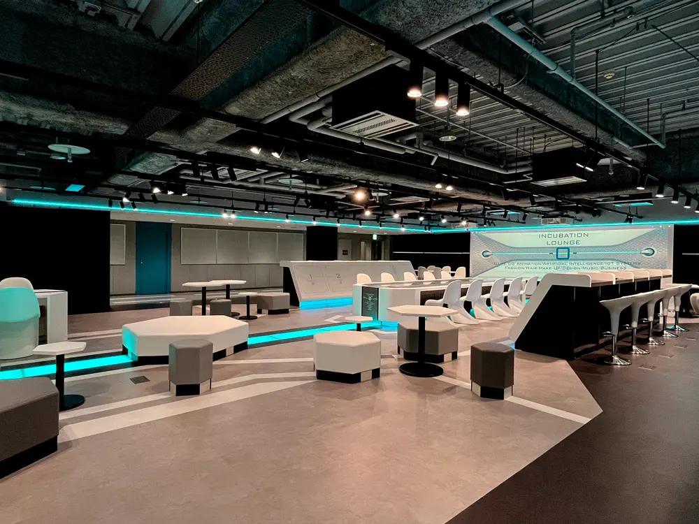 A flexible layout is adopted to accommodate a variety of uses, including talk sessions, group work, and e-sports.