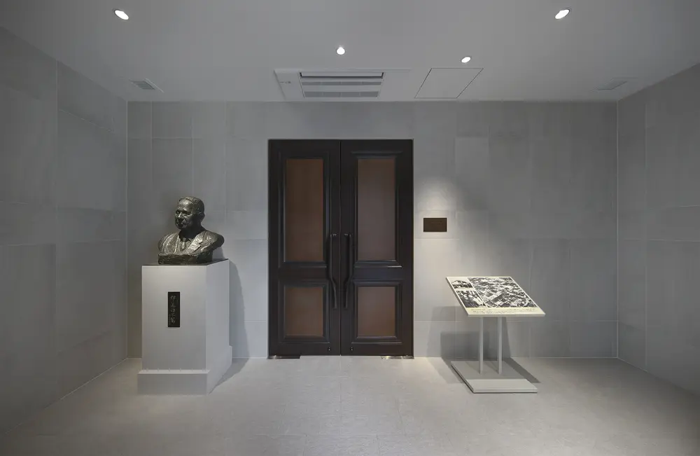 エントランスに入ると銅像と重厚な展示室への扉が出迎える