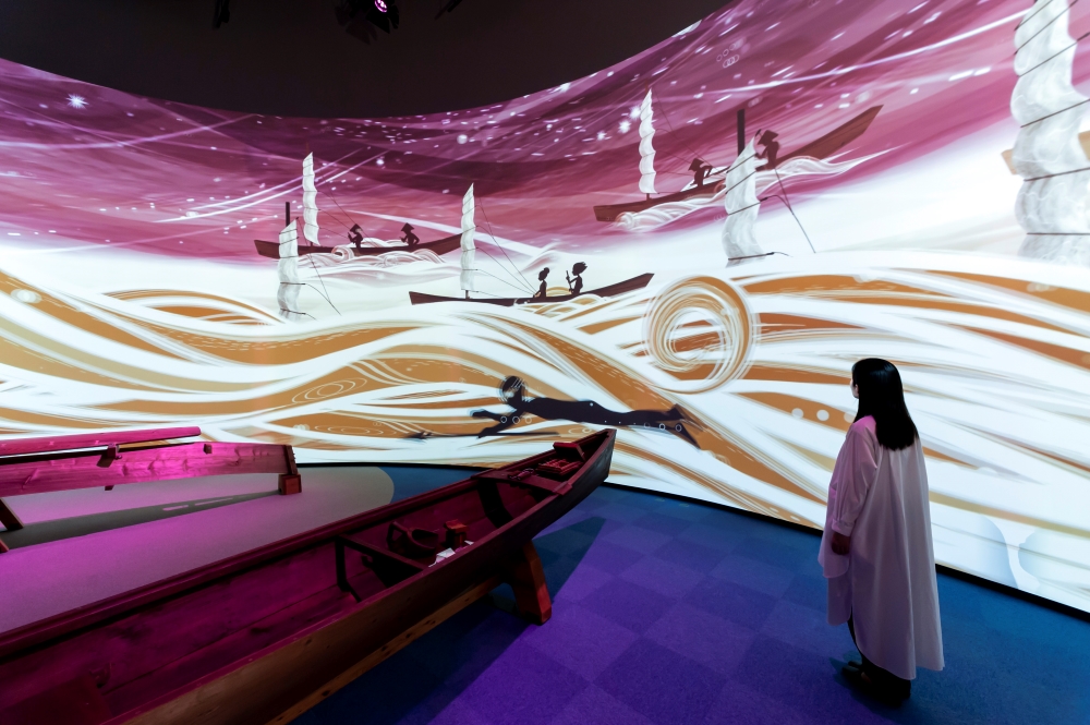 「サバニシアター」の映像展開。海を進む無数のサバニを長大なスクリーンを用いてダイナミックに表現