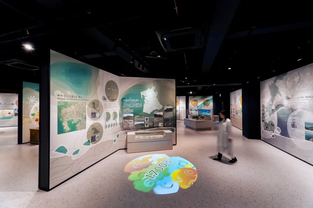 The formation of Itoman: Using floor Video effectively, visitors can get a bird's-eye view of the changes in Itoman's topography, as if they were going back in time.