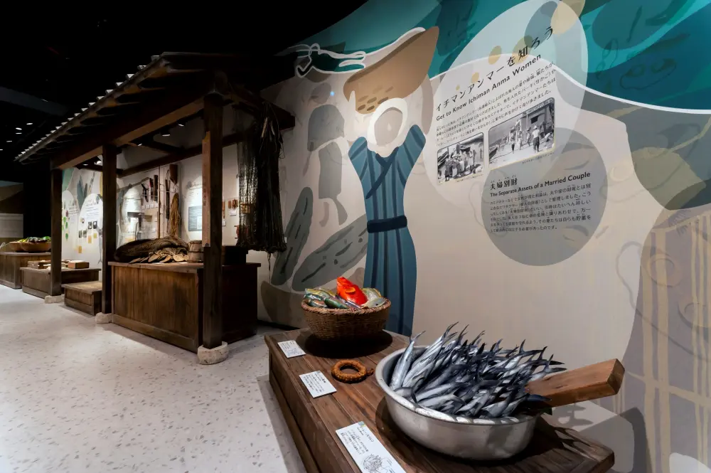 A town of agriculture, fishing and commerce: The image of the old Itoman market Spatial Production through the use of sculpture and sound effects. It also shows how Ichiman Ammar (Itoman women) sell fish.