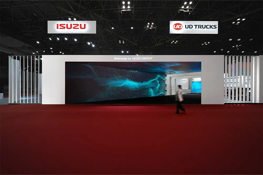 EXPERIENCE01： 「未来トンネル」 - 圧倒的な映像演出によるワクワク感を予感させる導入トンネル
