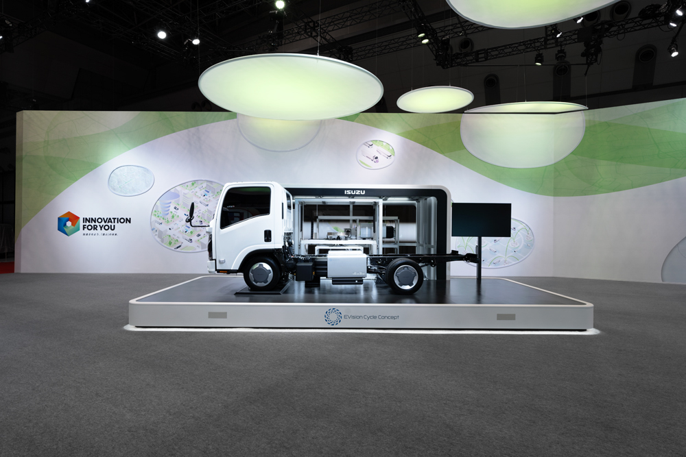 电池可更换电动汽车卡车“EVisionCycleConcept”展览 (ISUZU AREA) -展示电池站提高电动汽车效率的可能性的概念。时尚、未来的设计