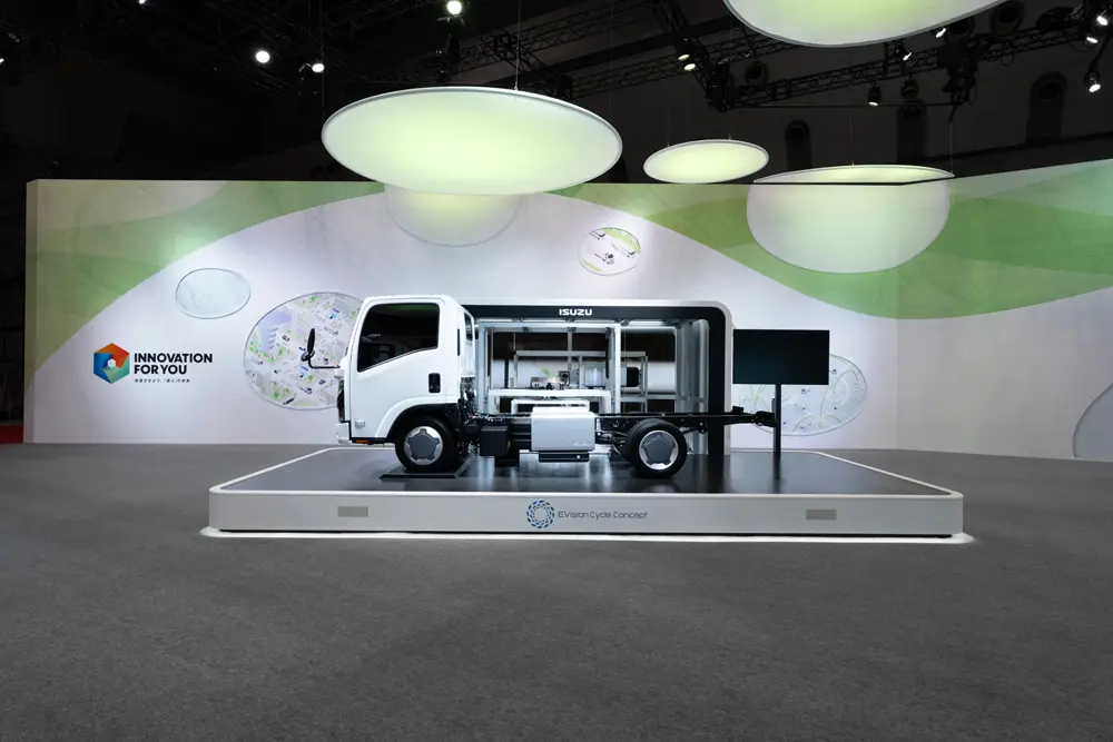 バッテリー交換式EVトラック「EVisionCycleConcept」展示（ISUZU AREA) - バッテリーステーションがEVへの効率化への可能性を提示したコンセプト展示。スタイリッシュかつ未来感を醸成するデザイン