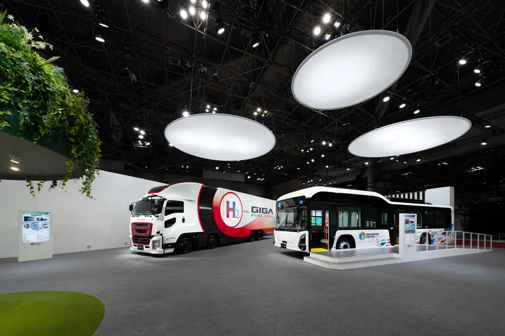 いすゞ⾃動⾞の燃料電池⾞両「GIGA FUEL CELL」と世界初公開フルフラットEVバス「ERGA EV」展示（ISUZU AREA） - ダイナミックな展⽰を⼼がけ、「ERGA EV」は乗⾞体験を可能とした