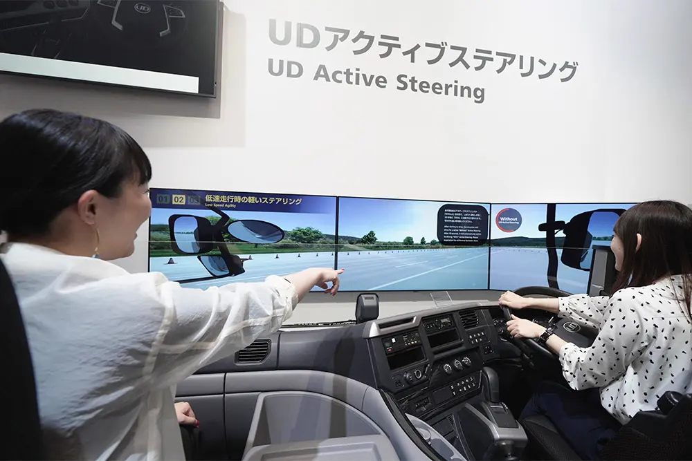 EXPERIENCE04：「UDアクティブステアリングシミュレータ」 - 本物のトラックのハンドルで操作できる体験シミュレーター。既存のカットボディーを改良して映像体験コンテンツにリニューアル