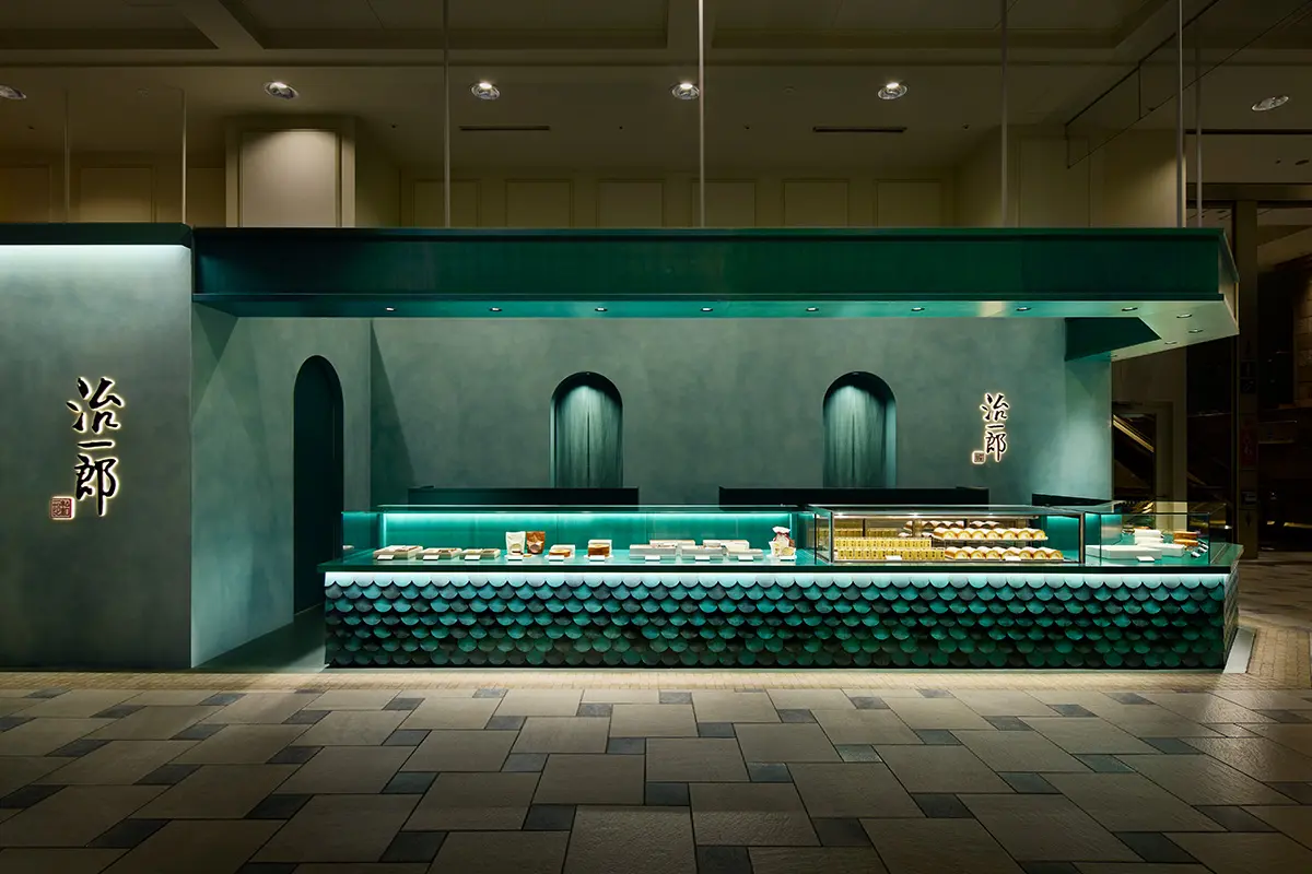 大船二一郎 Lumine Wing 店：以 "蓝与青绿 "为概念，将整个店铺染成青绿色，重点突出横滨和镰仓之间这个融合了两种文化的地点。
