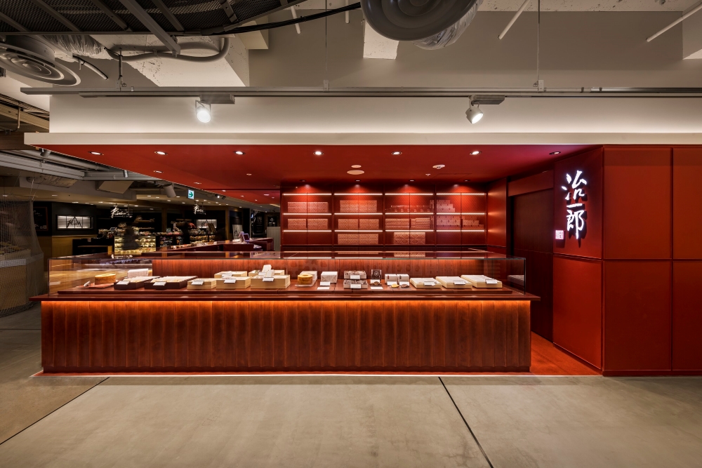 治一郎Lumine新宿店:着眼于新宿当地的印染行业，将整个街区染成朱红色，给人留下深刻印象的“印染之国·新宿”