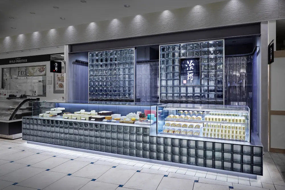 Jiichiro Lumine 立川店：表达一种新的商店方式，通过分层玻璃块和乙烯基窗帘等透明材料来隐藏产品库存和员工的后勤作。