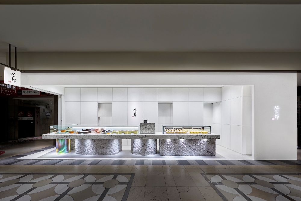 Jiichiro Tennoji Mio商店:通过采用白色花岗岩，产品在陈列柜的材料上闪耀，我们为Jiichiro品牌承诺的糖果创造了一个强大而美丽的“舞台”