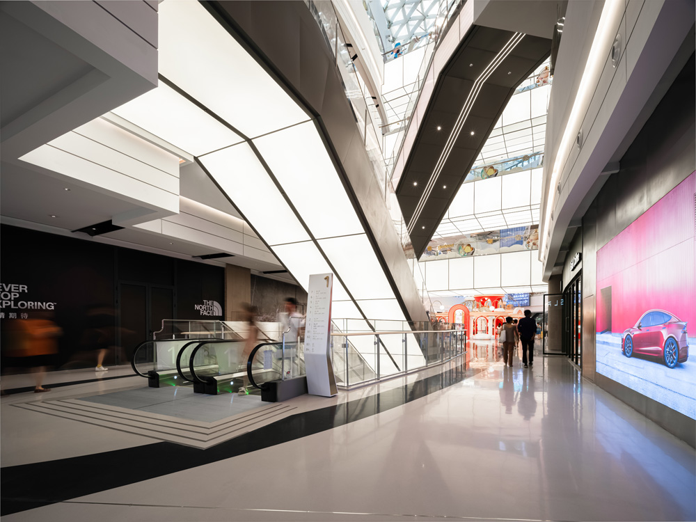 The main atrium on the floors above ground. Lighting fixtures, designed with vertical and horizontal movement lines in mind, are spread throughout the entire space.