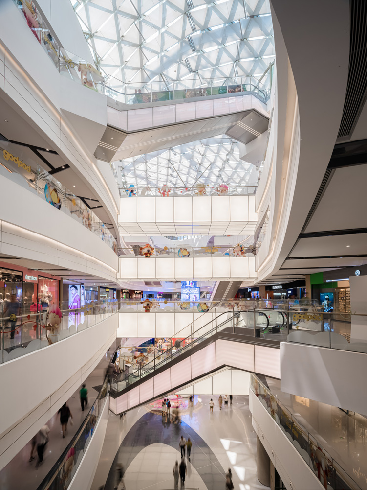 The main atrium on the floors above ground. The huge 8000m2 domed canopy houses more than 200 commercial tenants.




The main atrium on the basement floors. Photogenic ceiling structures consisting of glass and light design elements give the environment a futuristic ambiance.