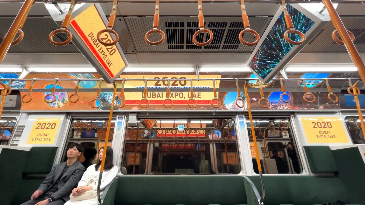 トンネル内ではタイムトンネルのように1970年大阪万博から2025年大阪・関西万博までの軌跡を紹介