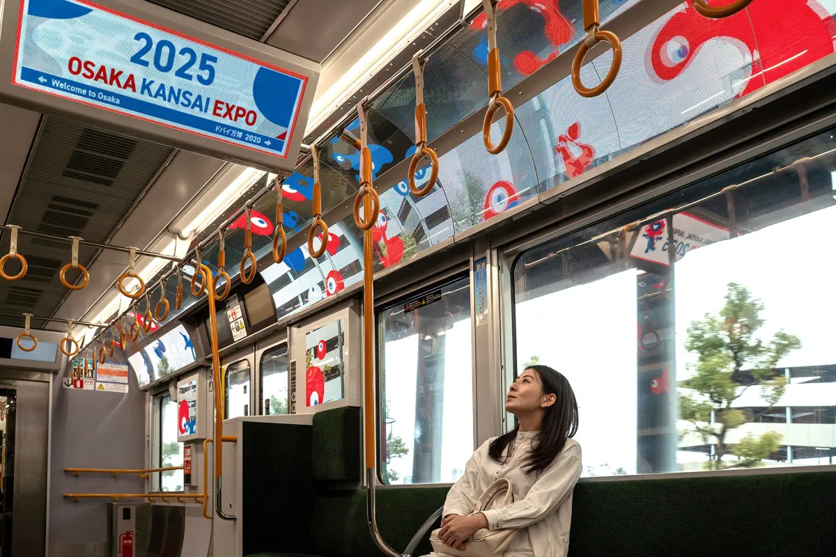 万博会場が近づく桜島駅周辺では、万博のシンボルが車両と並走。万博のイントロダクションのような期待の高まりを創出
