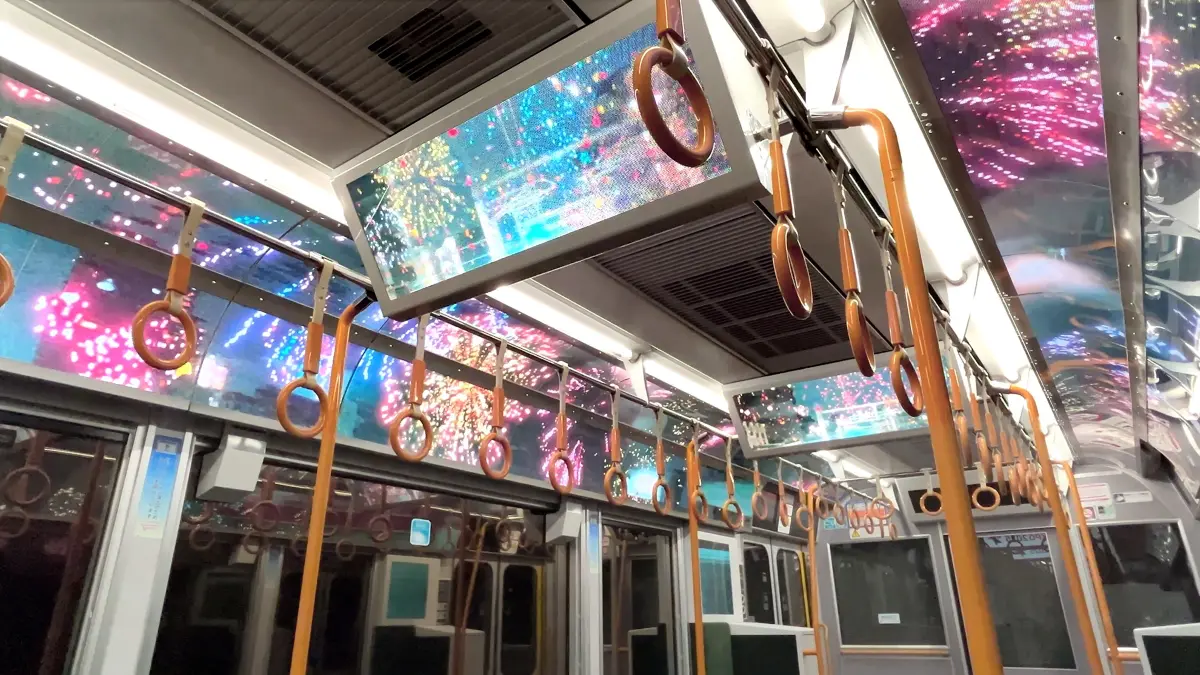 復路では打ちあがる花火に包まれ、万博の高揚感を締めくくる演出。楽しかった余韻と共に帰路につく感動のフィナーレ