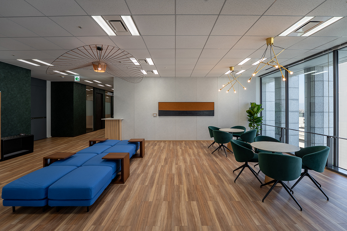 サステナブル設計の観点より、マンション建設過程で発生する建設発生土で制作したアートをエントランス壁面に展示