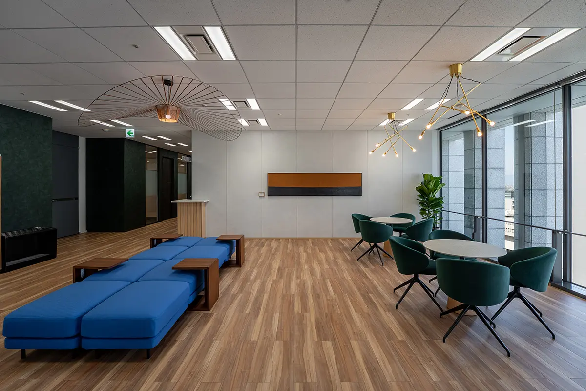 サステナブル設計の観点より、マンション建設過程で発生する建設発生土で制作したアートをエントランス壁面に展示