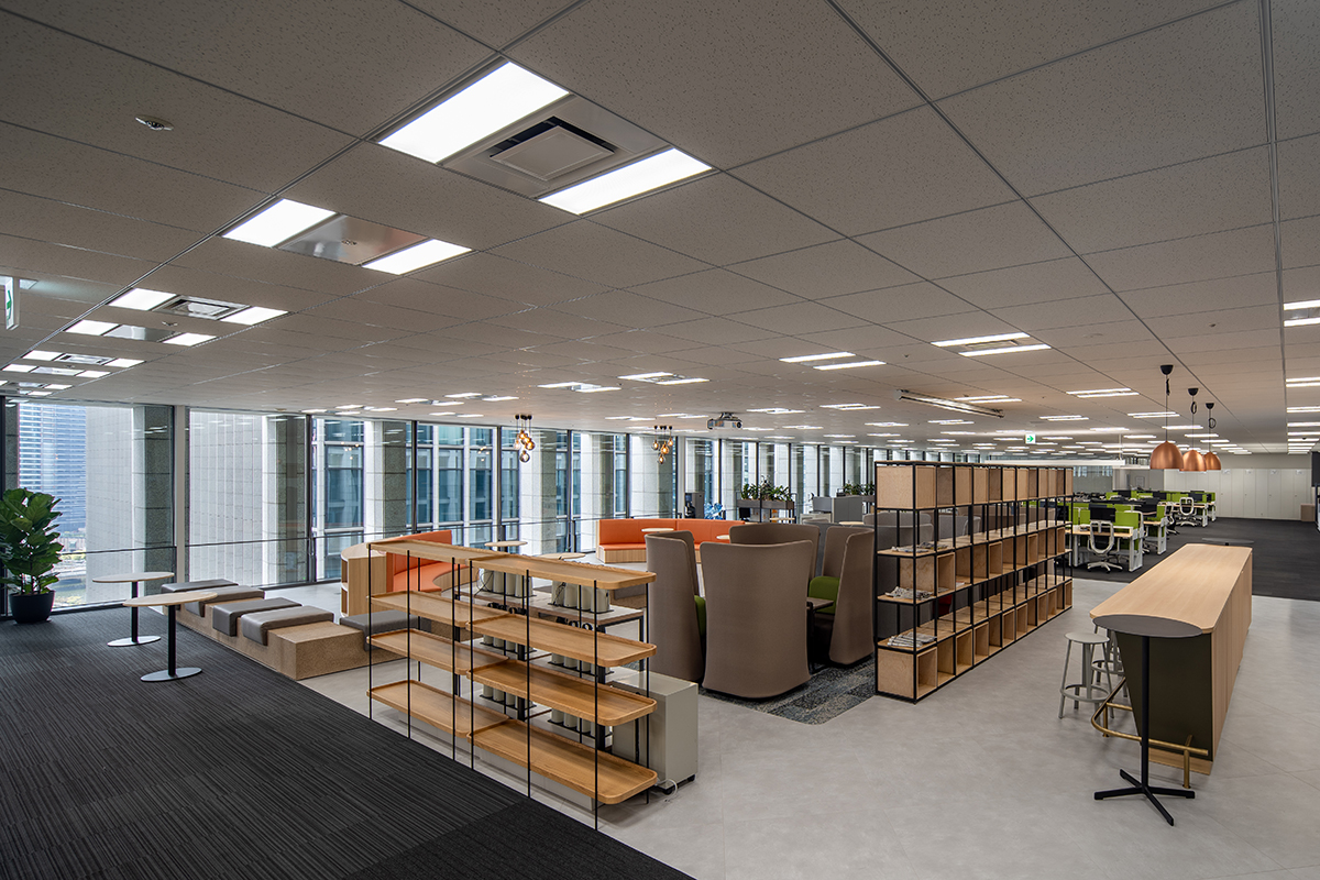 偶発的なコミュニケーションが生まれるカフェエリア