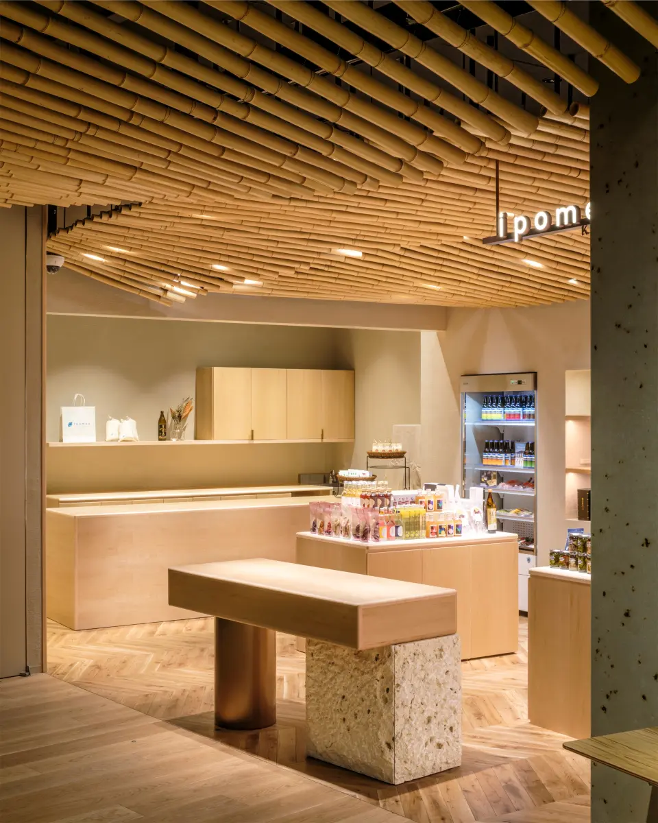 店内にも続く施設デザインの意匠性の強い天井竹ルーバーに対し、カウンターはすっきりとシンプルな佇まいに