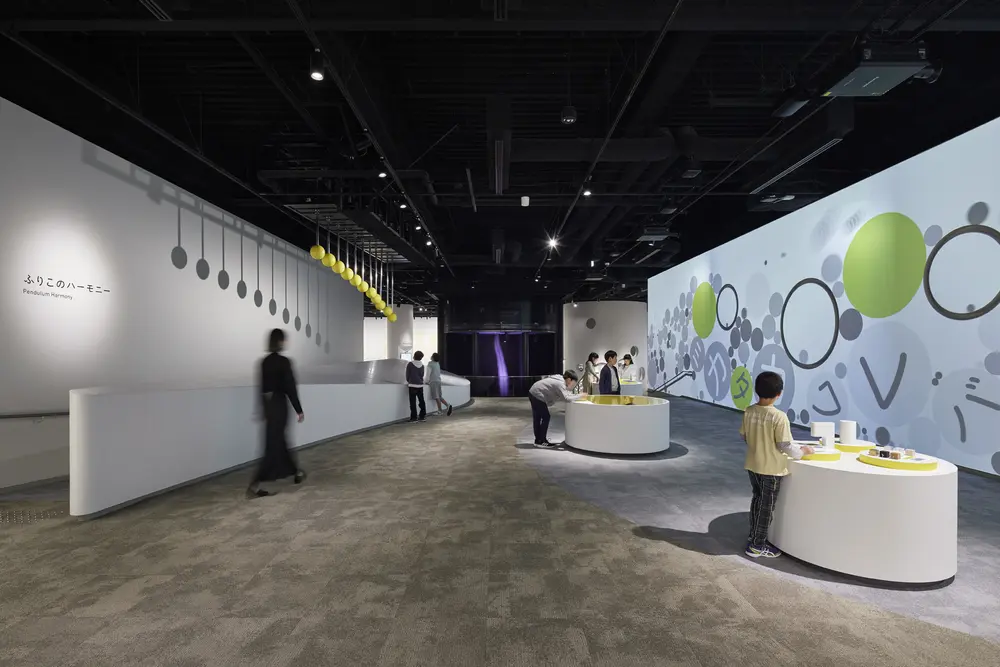 让我们一起玩神秘游戏吧！ （2F）简介：您将从不同角度欣赏到日常物品的感官影像和一个巨大的钟摆装置。