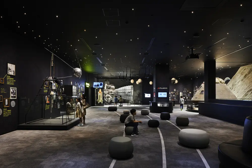 Space Lounge (3F) :天文馆的Whie空间，陈列着从Space World继承的资料