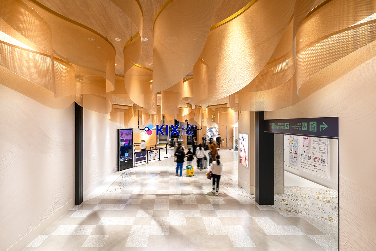 Entrance space after immigration: Passengers are welcomed in a comfortable space using organic shapes and Japanese materials, freed from the stress of formalities.