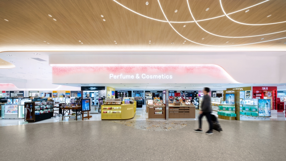 "Wear Beauty" Perfume and Cosmetics Section: Inspired by the act of applying color and face powder, the vibrant red plasterwork enhances the splendor of the area.