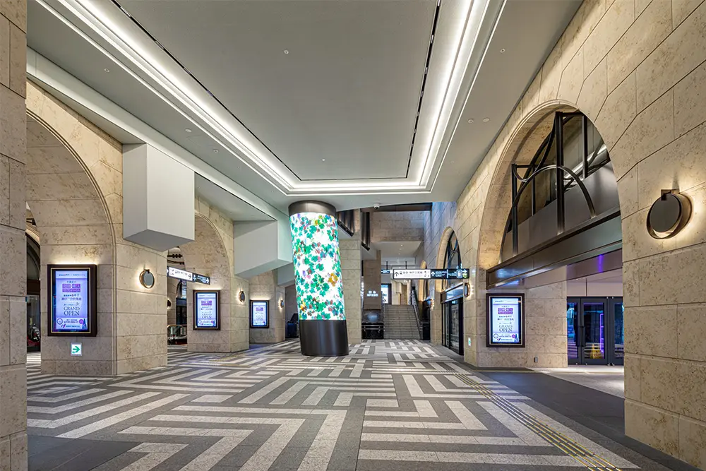 アーチが連続するクラシカルな空間に、モダンなデザインパターンを加え、新旧が対比するレトロモダンな駅空間を構成。