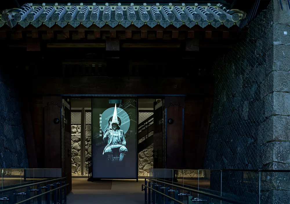 小天守阁地下一层“洞穴”的入口：安排了影像演出，演出庄严的氛围，增强进入城堡的期待感。