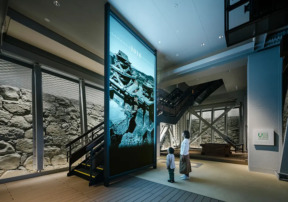 小天守阁地下室“洞窟”介绍影像：令人印象深刻的场景展现了天守阁从建造到灾害、火灾、重建、地震、修复的历史。背景是防止施工期间石墙倒塌和抗震设备。