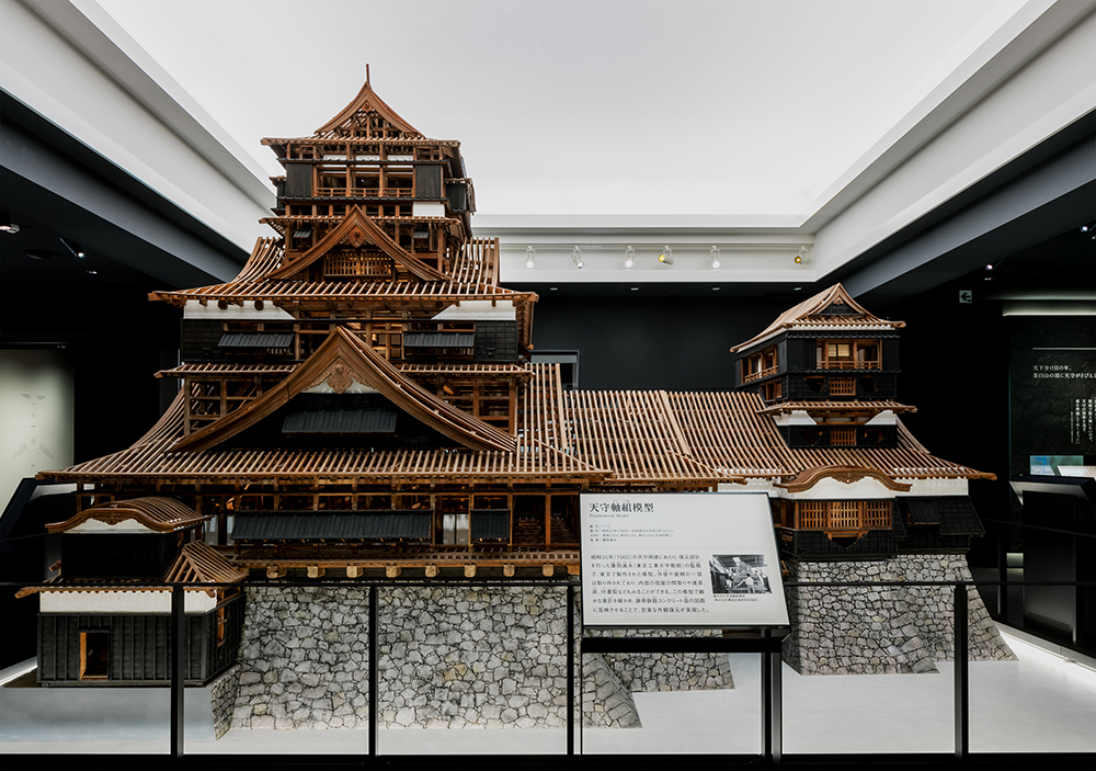 天守軸組模型：昭和35年の天守再建時に制作された建築設計検証用の模型。石垣を立体的に再現する模型を追加。