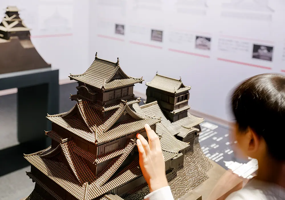 大小城楼触知模型:用青铜再现的模型，即使有视觉障碍，也可以通过触摸来了解整体图像和形状。