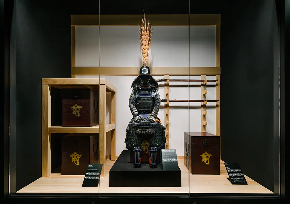 细川时代“作为武器库的天守”:为了展示天守原本是作为武器库使用的，再现并展示了盔甲等武器。